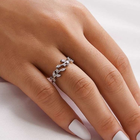 Jewelry - Silver and Rhinestone Leaf Ring